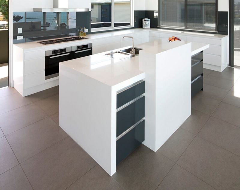 Đá ốp mặt bếp đá nhân tạo màu trắng thoải mái uốn cong tùy theo ý thích phù hợp với nhu cầu sử dụng và diện tích không gian mang đến không gian nấu nướng lí tưởng mang lại những món ăn ngon bổ dưỡng cho thành viên gia đình.